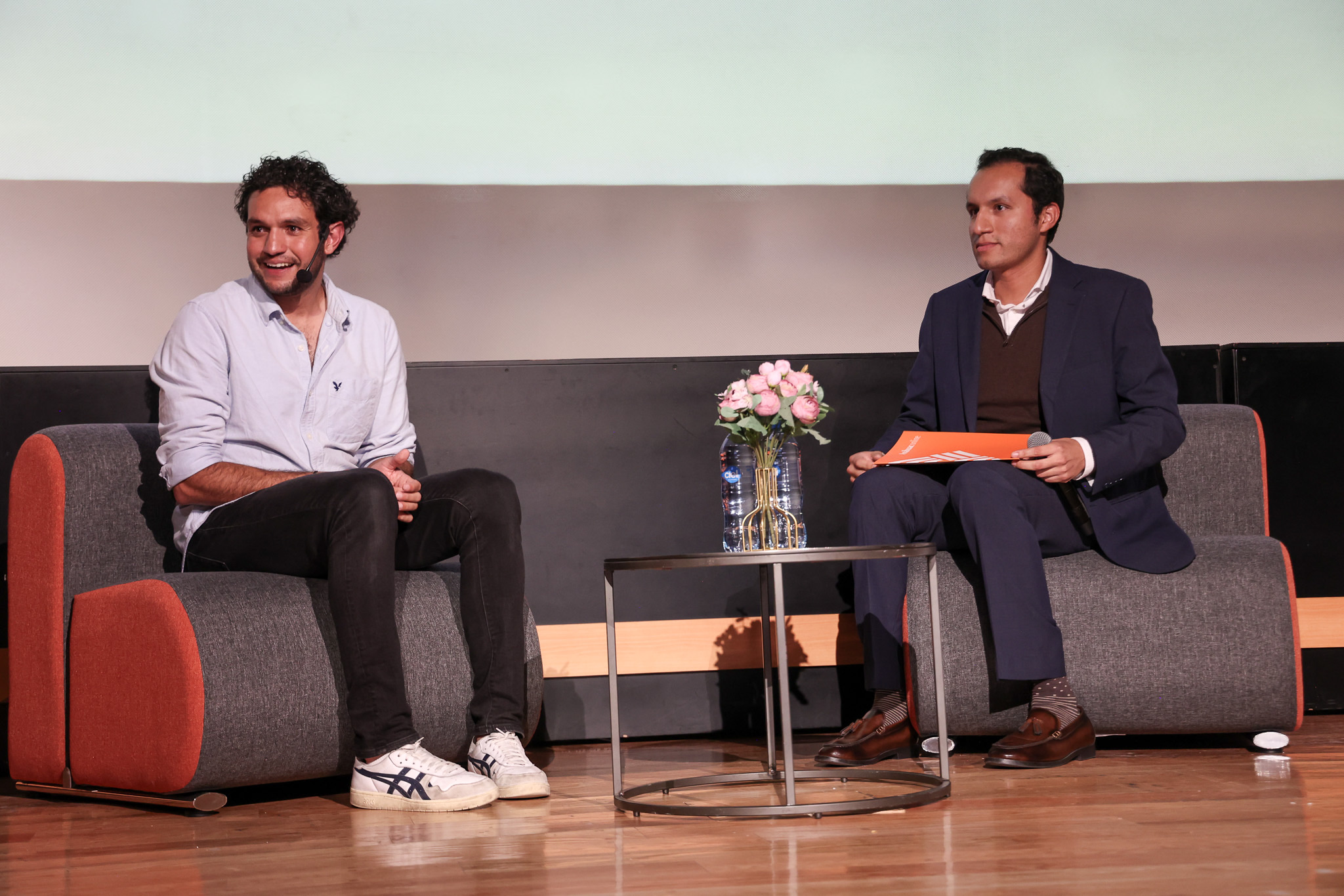 Elvis Rodríguez participando en un panel de conversación