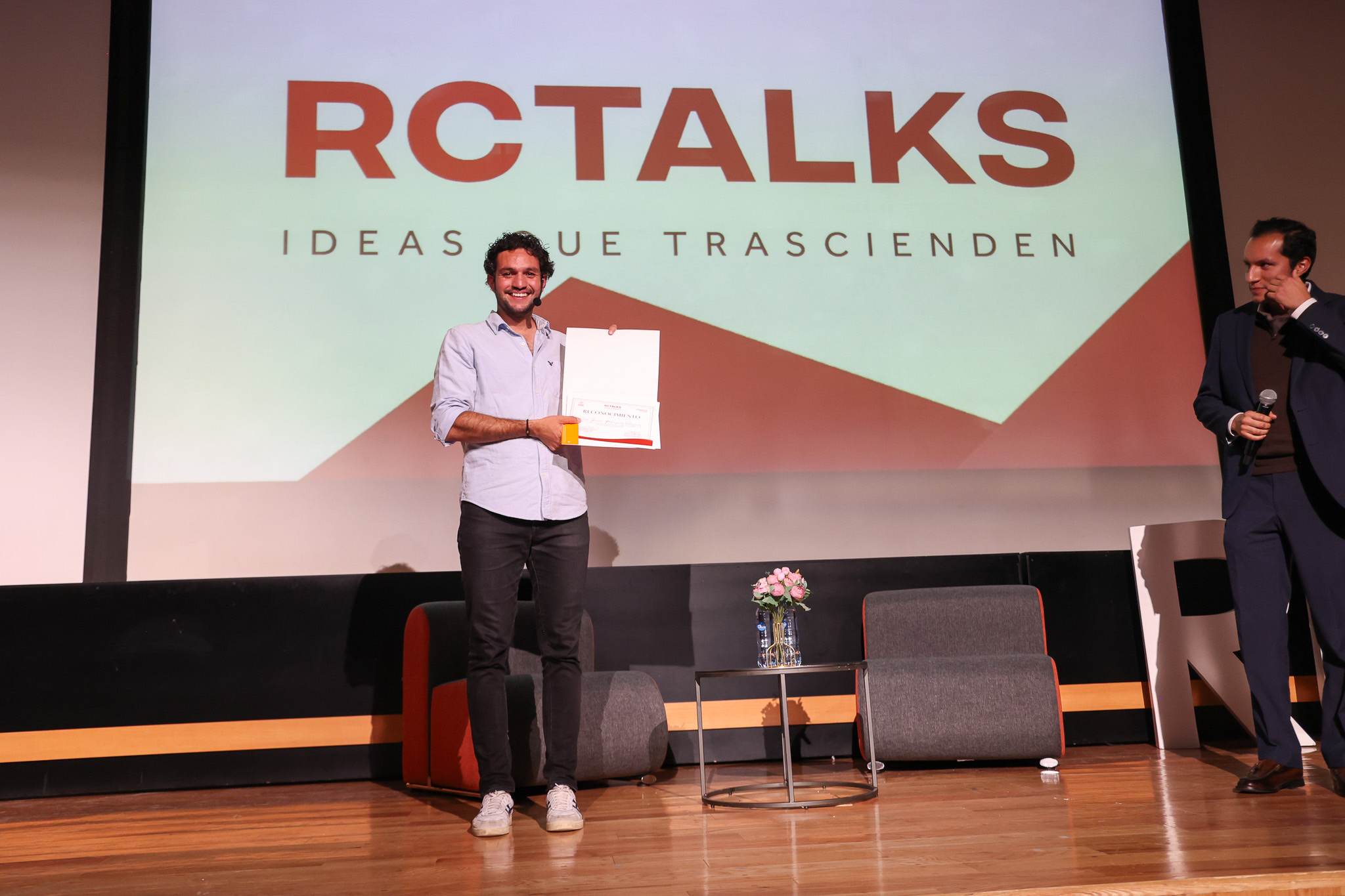 Elvis Rodríguez en el escenario de RC Talks