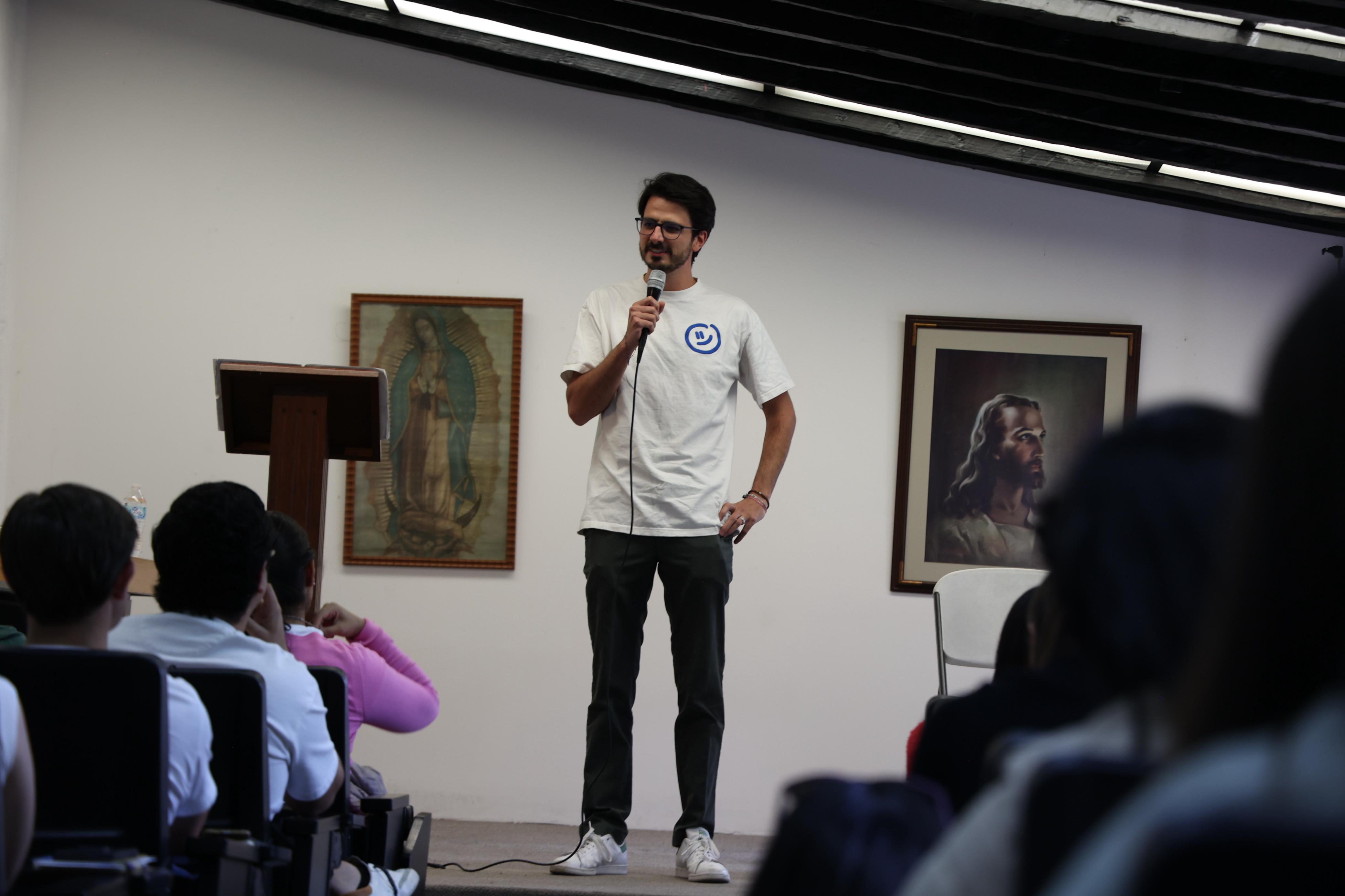 José Manuel Ortiz compartiendo una ponencia con una audiencia