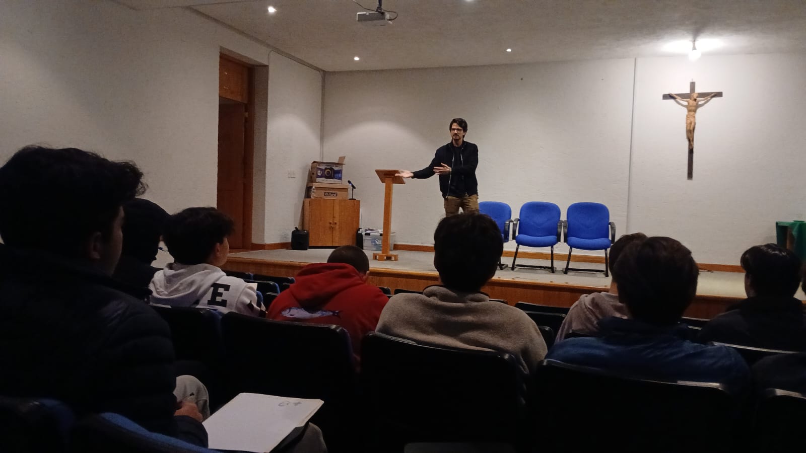 José Manuel Ortiz hablando en un escenario ante una audiencia