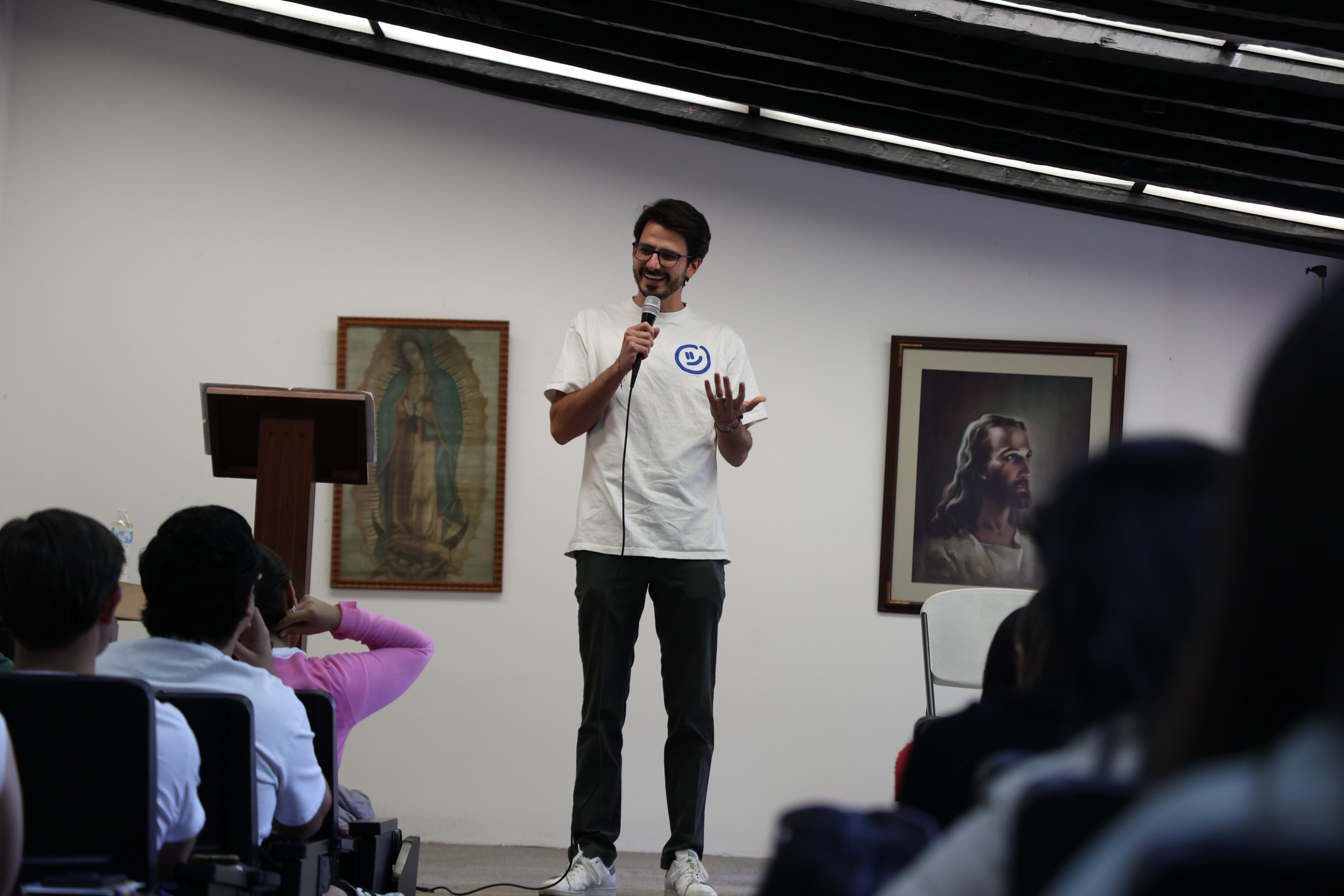 José Manuel Ortiz compartiendo una ponencia frente a una audiencia